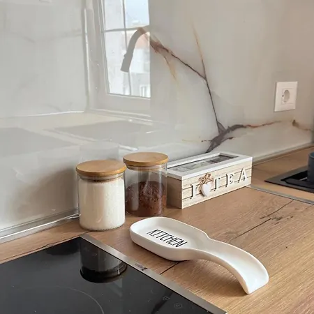 Umbrella House 地拉那