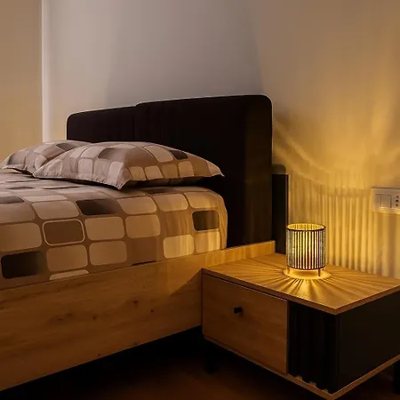 Umbrella House * 地拉那