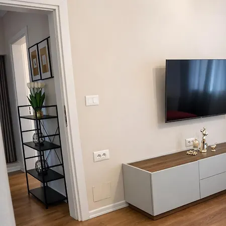 Umbrella House * 地拉那